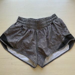 Lululemon heather lux multi black low rise hotty hot 2.5 in shorts size 2